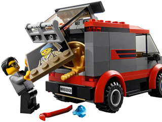 Illustration for article titled Security chief at The Getty assesses the Museum Break-in Lego set
